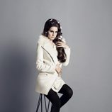 Lana del Rey con un abrigo blanco de la colección otoño/invierno 2012/2013