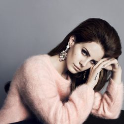 Lana del Rey con un jersey rosa pastel de la colección otoño/invierno 2012/2013