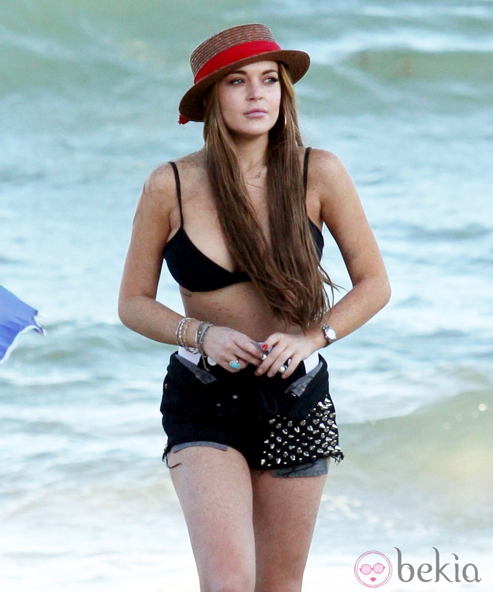 Lindsay Lohan con sombrero en las playas de Malibú