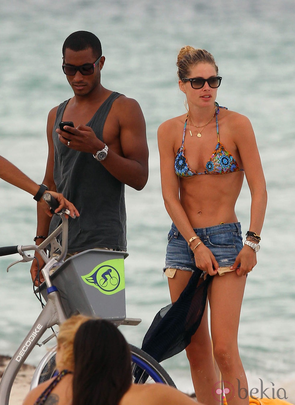 Doutzen Kroes con bikini, shorts y gafas de sol de vacaciones en Miami