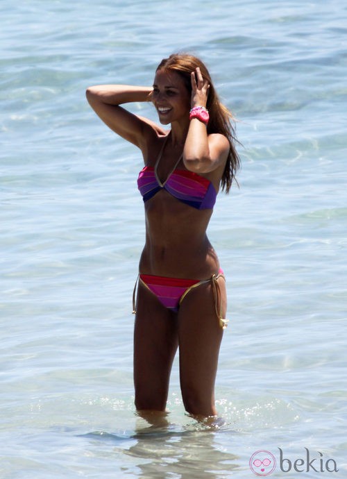 Paula Echevarría con un bikini de colores