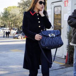 Paula Echevarría con abrigo negro con detalles rojos