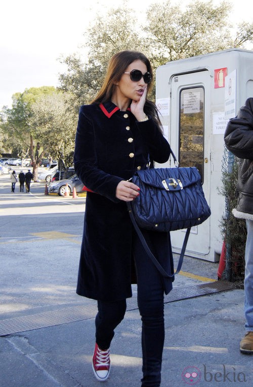Paula Echevarría con abrigo negro con detalles rojos