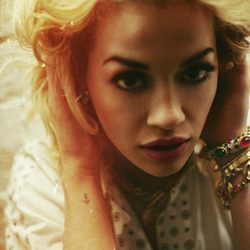 Rita Ora posa con camisa blanca de motivos dorados para la revista Asos Magazine