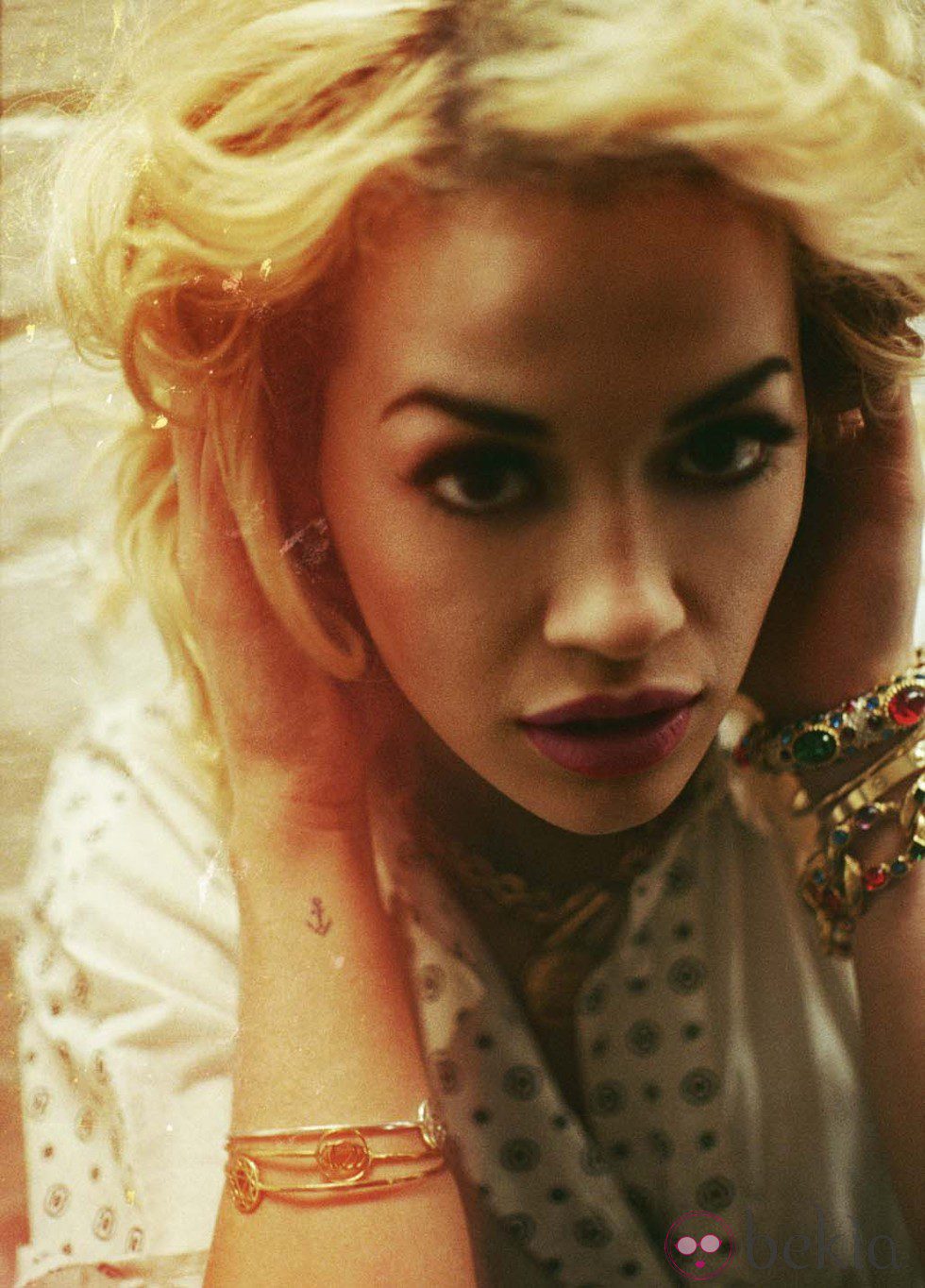 Rita Ora posa con camisa blanca de motivos dorados para la revista Asos Magazine