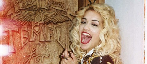 Rita Ora posa con cazadora de tachuelas para la revista Asos Magazine