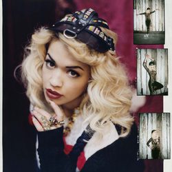 Rita Ora posa con gorra negra y jersey y vintage para la revista Asos Magazine