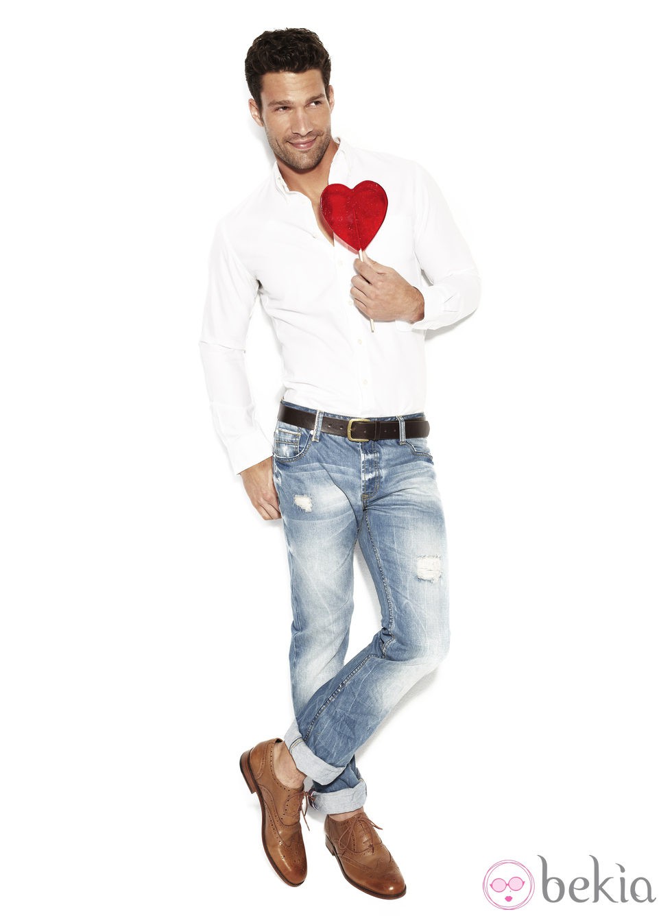 Aaron O'Connell posa con un modelo desgastado de la colección 'We love jeans' otoño 2012 de Suiteblanco