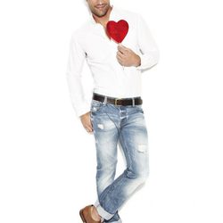 Aaron O'Connell posa con un modelo desgastado de la colección 'We love jeans' otoño 2012 de Suiteblanco