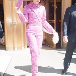 Lady Gaga con un look fucsia paseando por Nueva York