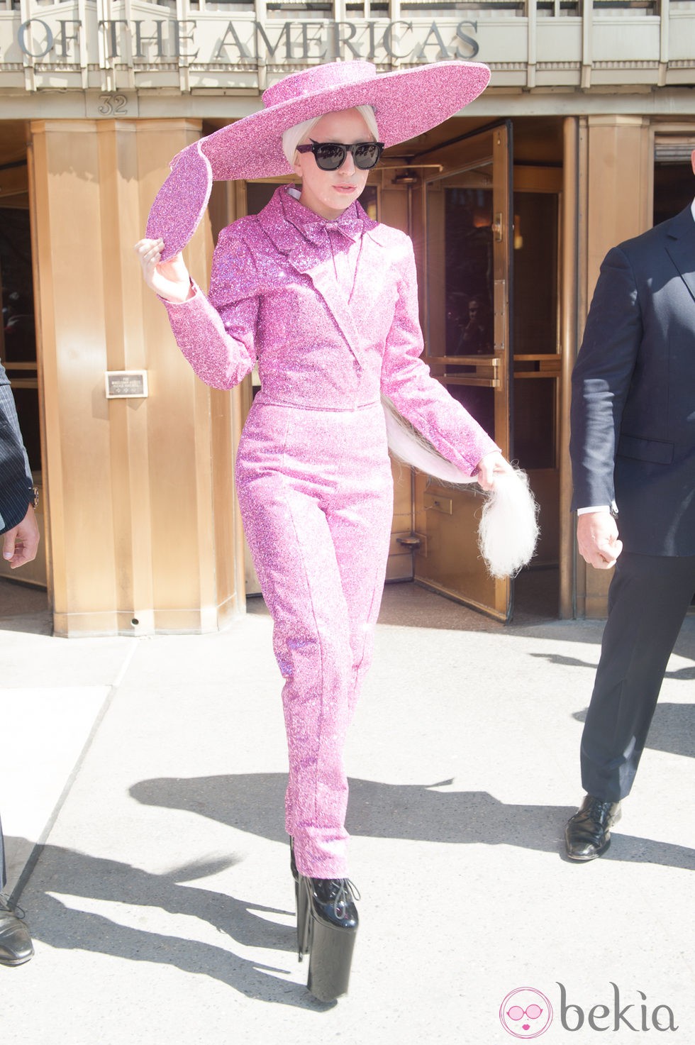 Lady Gaga con un look fucsia paseando por Nueva York