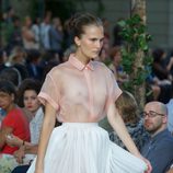 Falda plisada blanca y camisa rosa transparente de la colección primavera-verano 2013 de la firma DELPOZO