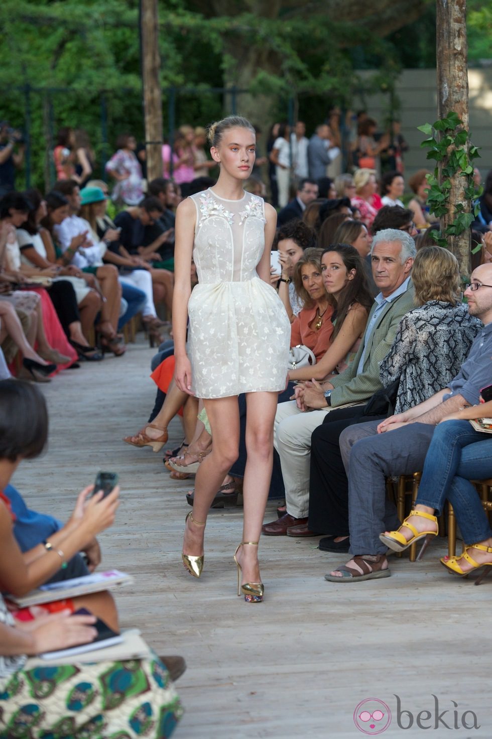 Vestido corto blanco con flores bordadas y zapatos dorados de plataforma de la colección primavera-verano 2013 de la firma DELPOZO