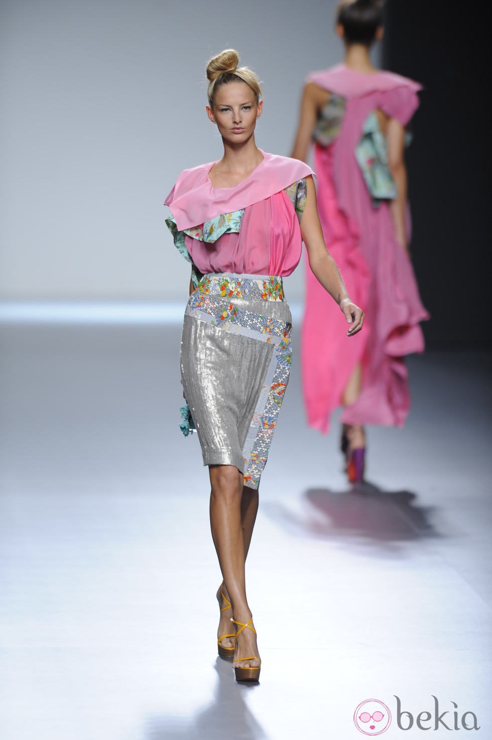 Falda de tubo plateada y blusa rosa de la colección primavera-verano 2013 de Victorio&Lucchino