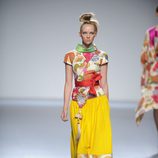 Falda amarilla con lunares en el bajo y camisa estilo kimono de la colección primavera-verano 2013 de Victorio&Lucchino
