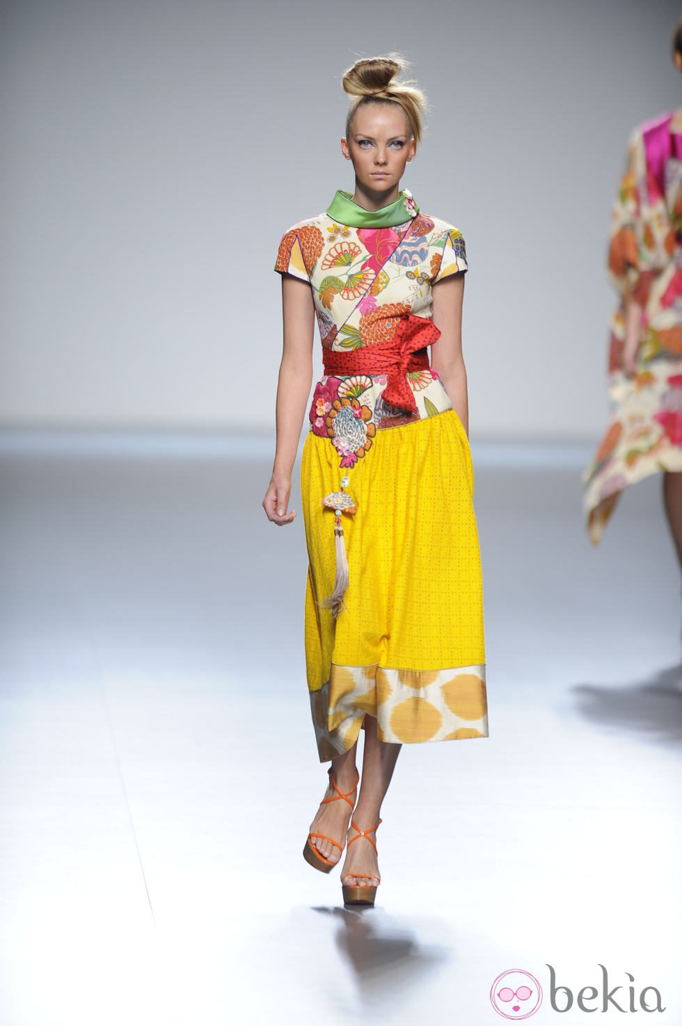 Falda amarilla con lunares en el bajo y camisa estilo kimono de la colección primavera-verano 2013 de Victorio&Lucchino