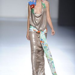 Vestido largo con escote abierto y lazo en la cintura de la colección primavera-verano 2013 de Victorio&Lucchino