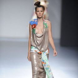 Vestido largo con escote abierto y lazo en la cintura de la colección primavera-verano 2013 de Victorio&Lucchino