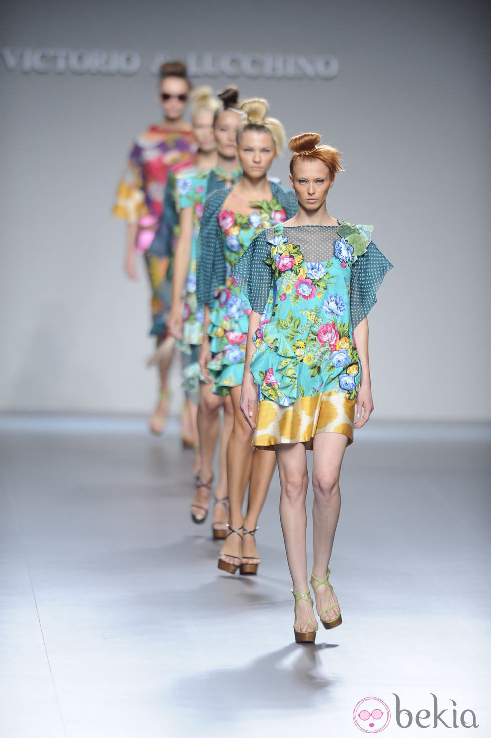 Modelos desfilando la colección primavera-verano 2013 de Victorio&Lucchino en Fashion Week Madrid