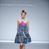 Vestido corto azul marino estampado de flores atado al cuello de la colección primavera-verano 2013 de Victorio&Lucchino
