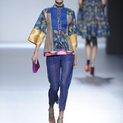 Pantalón azul marino de encaje y parte de arriba tipo kimono de la colección primavera-verano 2013 de Victorio&Lucchino
