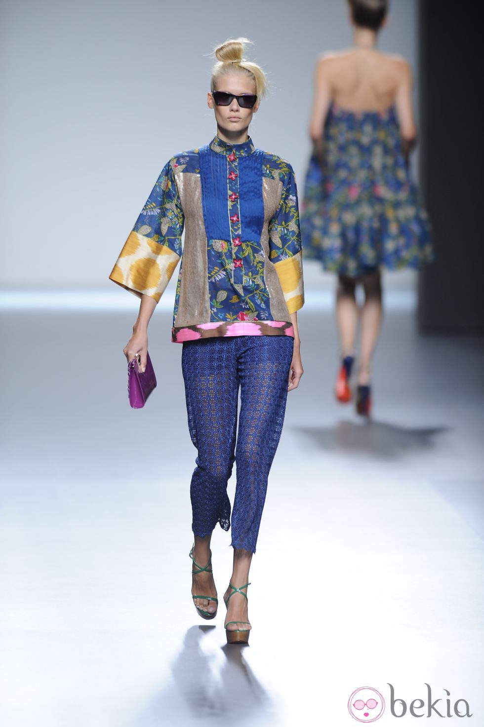 Pantalón azul marino de encaje y parte de arriba tipo kimono de la colección primavera-verano 2013 de Victorio&Lucchino