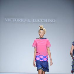 Camiseta larga rosa con lunares en el bajo y falda azul marino de la colección primavera-verano 2013 de Victorio&Lucchino