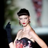 Vestido negro con estampado de rosas rojas palabra de honor de la colección primavera-verano 2013 de Roberto Verino