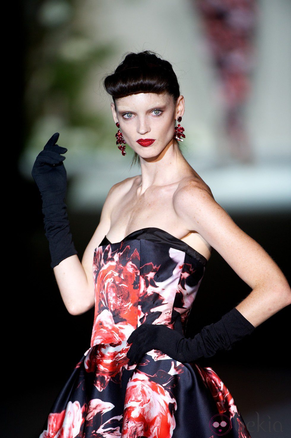 Vestido negro con estampado de rosas rojas palabra de honor de la colección primavera-verano 2013 de Roberto Verino