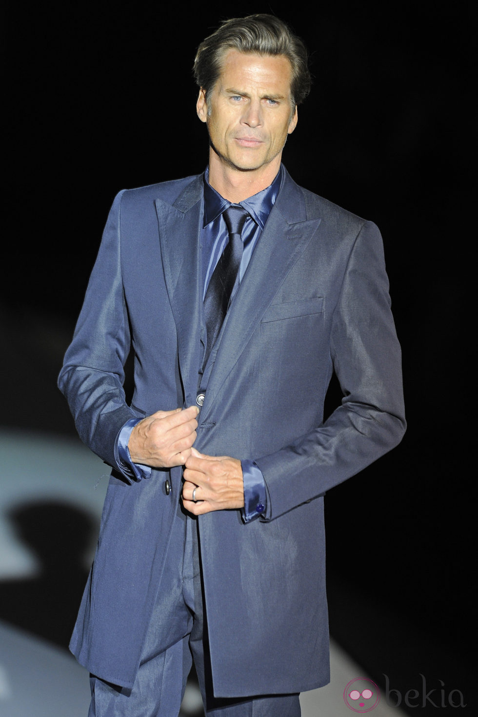 Mark Vanderloo con traje azulado de Roberto Verino en la Fashion Week Madrid 2012