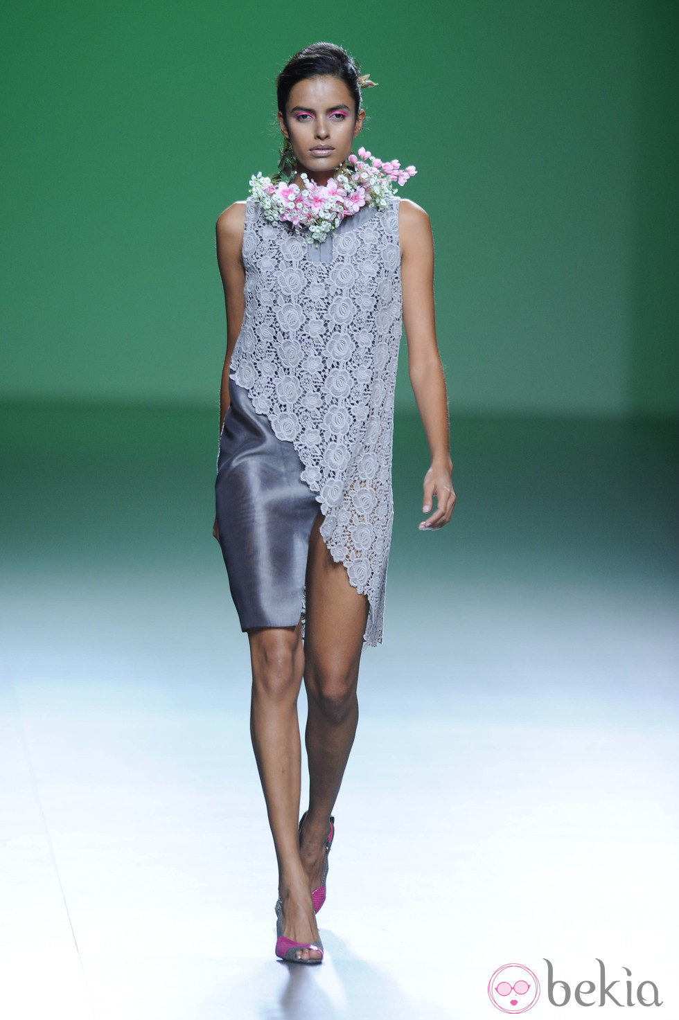 Vestido gris plata de corte inclinado en la colección primavera/verano 2013 de Devota&Lomba