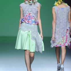 Falda verde y collar de flores en la colección primavera/verano 2013 de Devota&Lomba