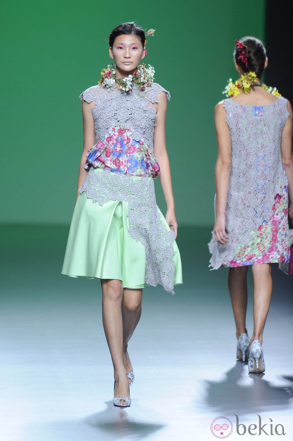 Falda verde y collar de flores en la colección primavera/verano 2013 de Devota&Lomba