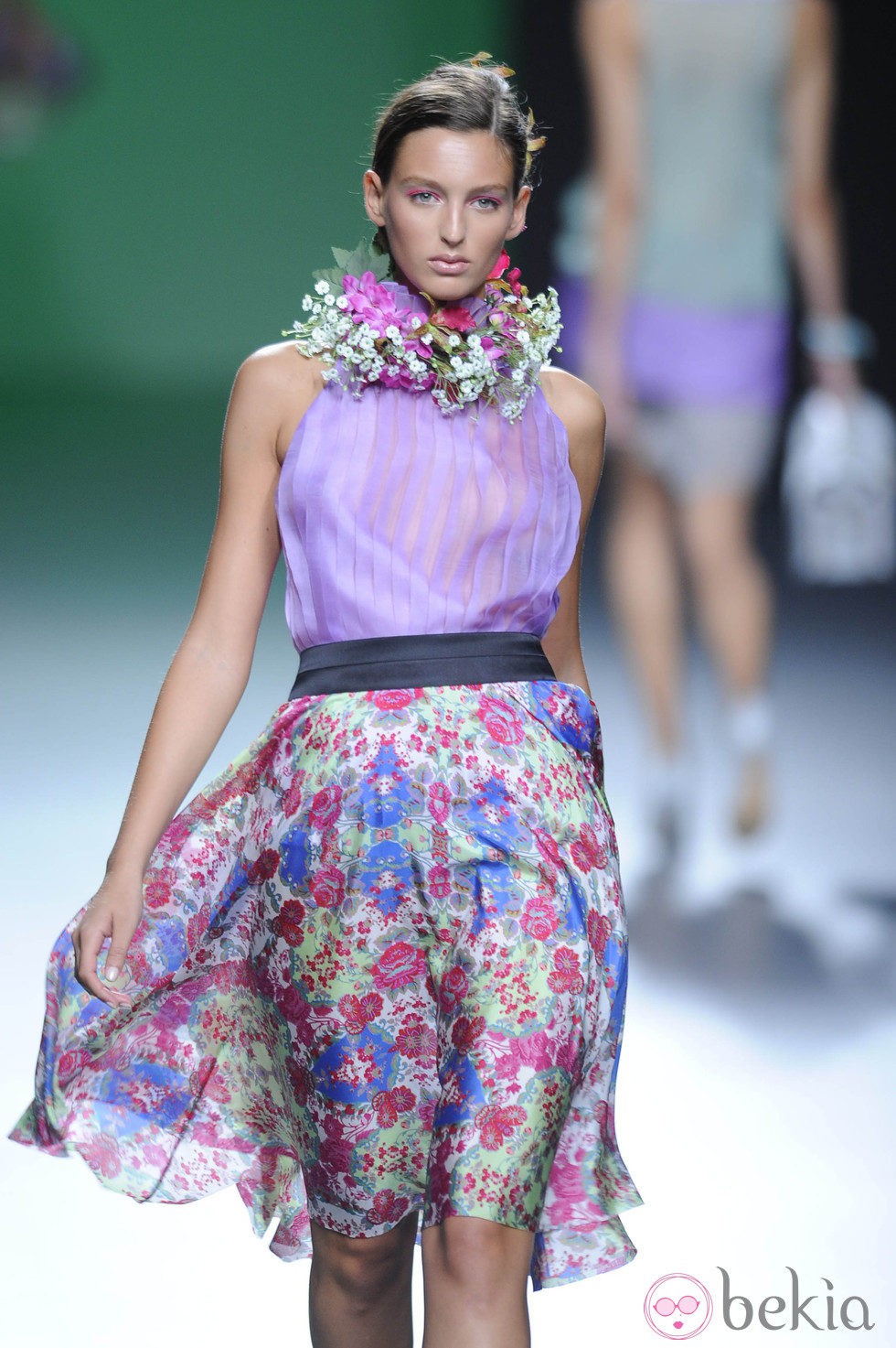 Falda de vuelo estampada y blusa morada en la colección primavera/verano 2013 de Devota&Lomba