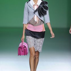 Bolso maletín rosa fucsia a juego con las sandalias en la colección primavera/verano 2013 de Devota&Lomba