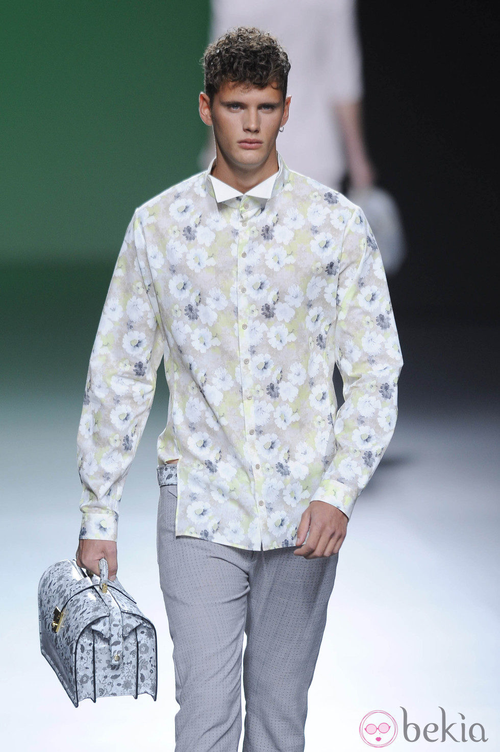 Pantalón gris y camisa de flores en tonos claros en la colección primavera/verano 2013 de Devota&Lomba