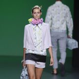 Pantalón corto, blusa de flores y chaqueta rosa palo en la colección primavera/verano 2013 de Devota&Lomba