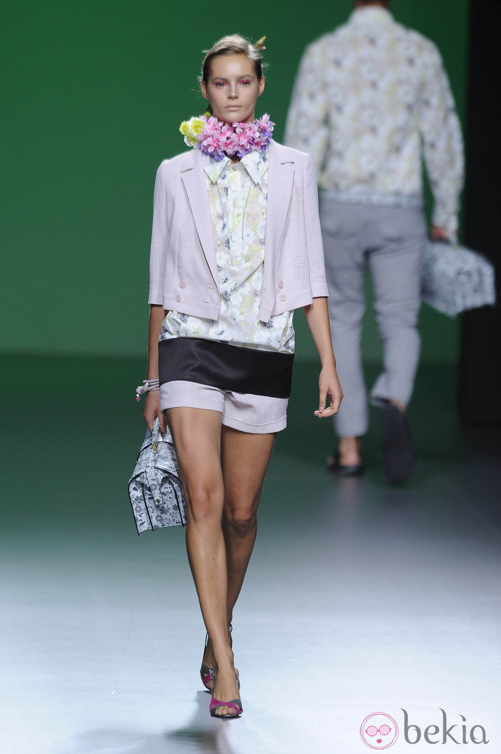 Pantalón corto, blusa de flores y chaqueta rosa palo en la colección primavera/verano 2013 de Devota&Lomba