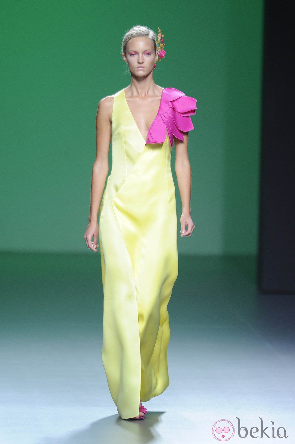 Vestido largo amarillo limón en la colección primavera/verano 2013 de Devota&Lomba