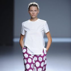 Pantalón morado con lunares blancos y blusa blanca de la colección primavera/verano 2013 de Ángel Schlesser