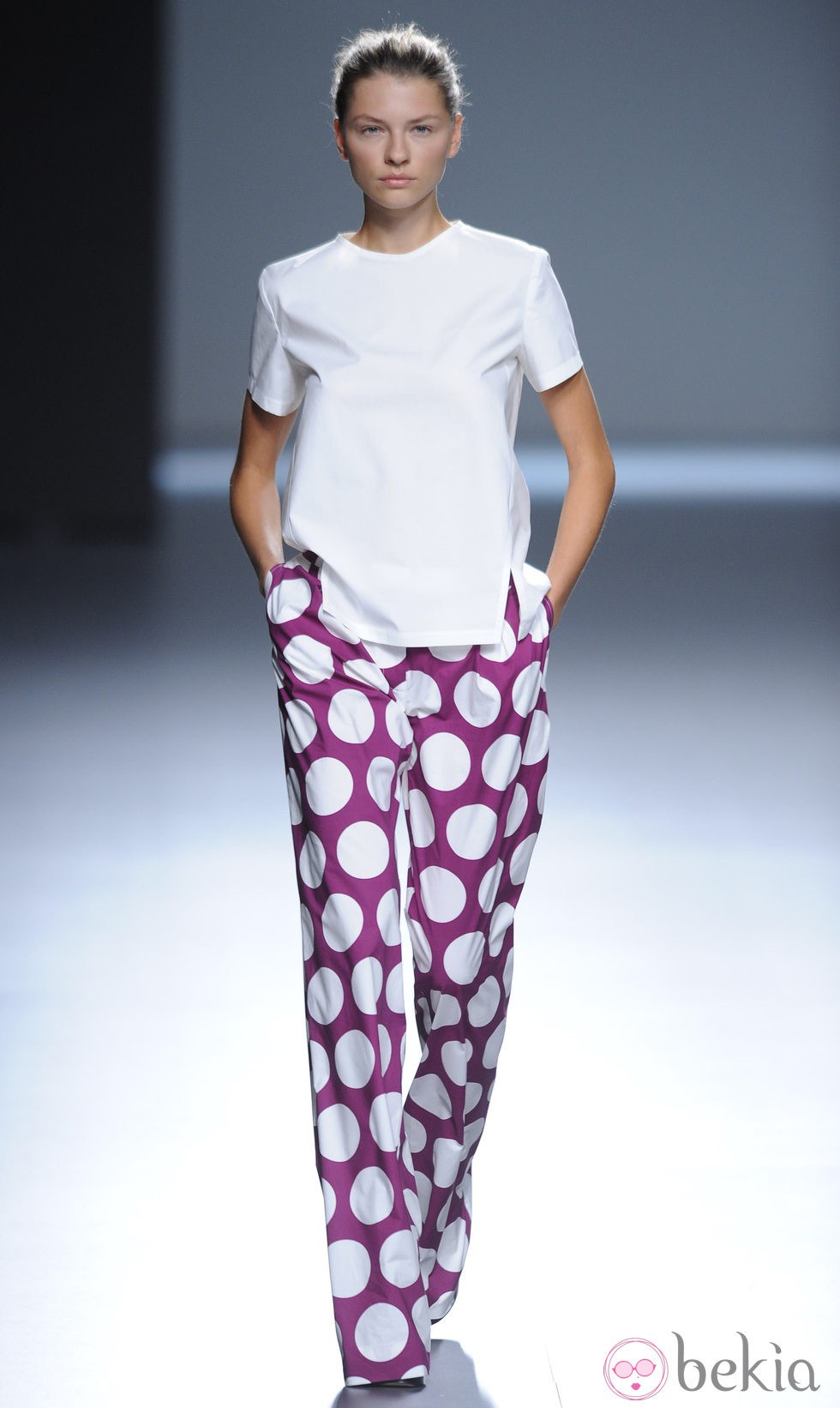 Pantalón morado con lunares blancos y blusa blanca de la colección primavera/verano 2013 de Ángel Schlesser