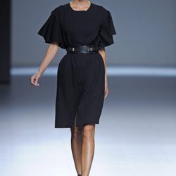 Vestido negro liso con un cinturón de la colección primavera/verano 2013 de Ángel Schlesser