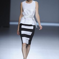 Falda a rayas blanco y negro y blusa blanca de tirantes de la colección primavera/verano 2013 de Ángel Schlesser