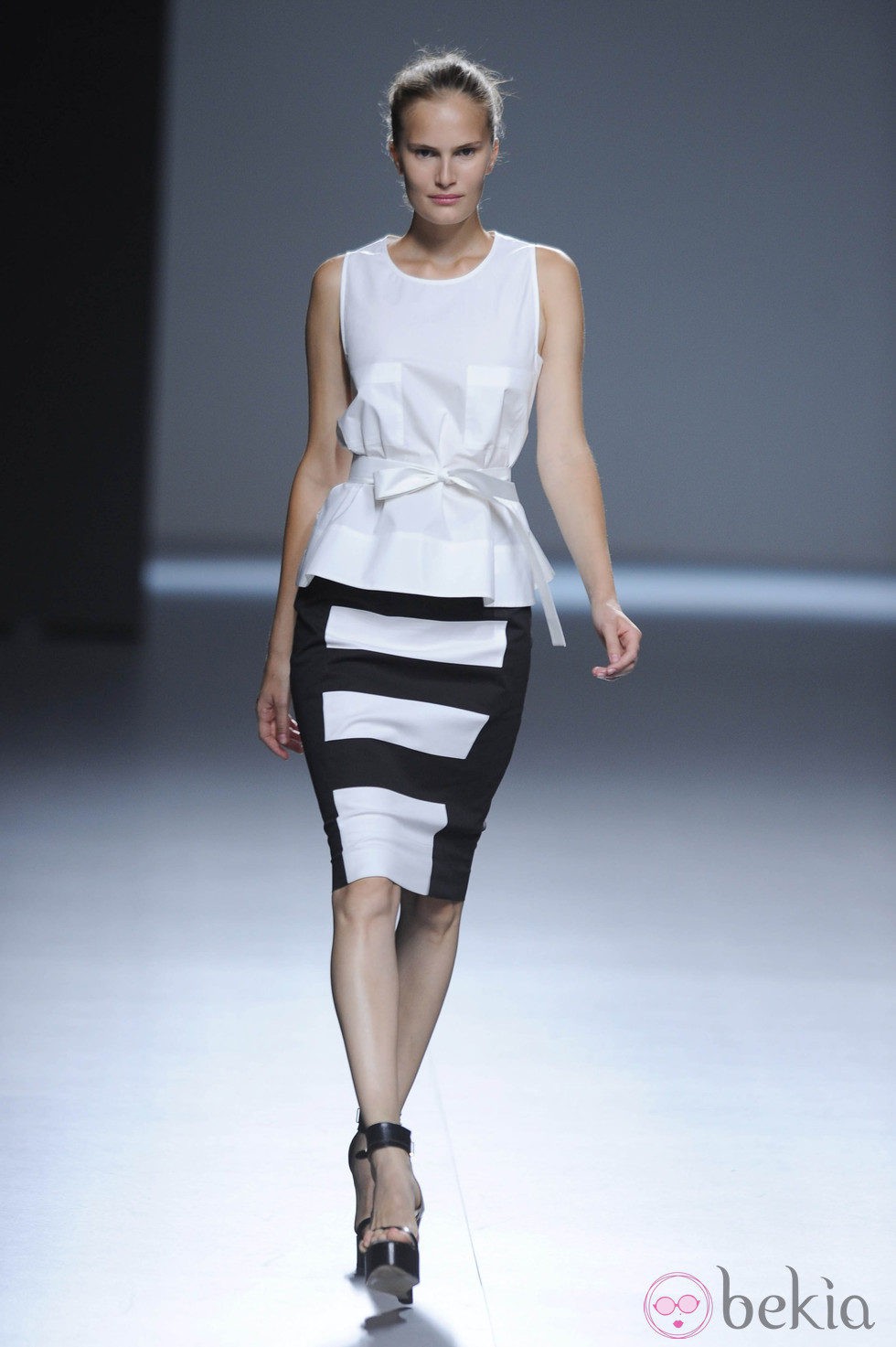 Falda a rayas blanco y negro y blusa blanca de tirantes de la colección primavera/verano 2013 de Ángel Schlesser