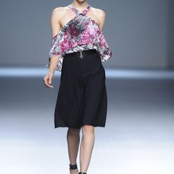 Falda negra y blusa estampada de hombros caídos de la colección primavera/verano 2013 de Ángel Schlesser