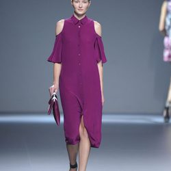 Vestido violeta de botones centrales y hombros al descubierto de la colección primavera/verano 2013 de Ángel Schlesser