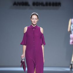 Vestido violeta de botones centrales y hombros al descubierto de la colección primavera/verano 2013 de Ángel Schlesser