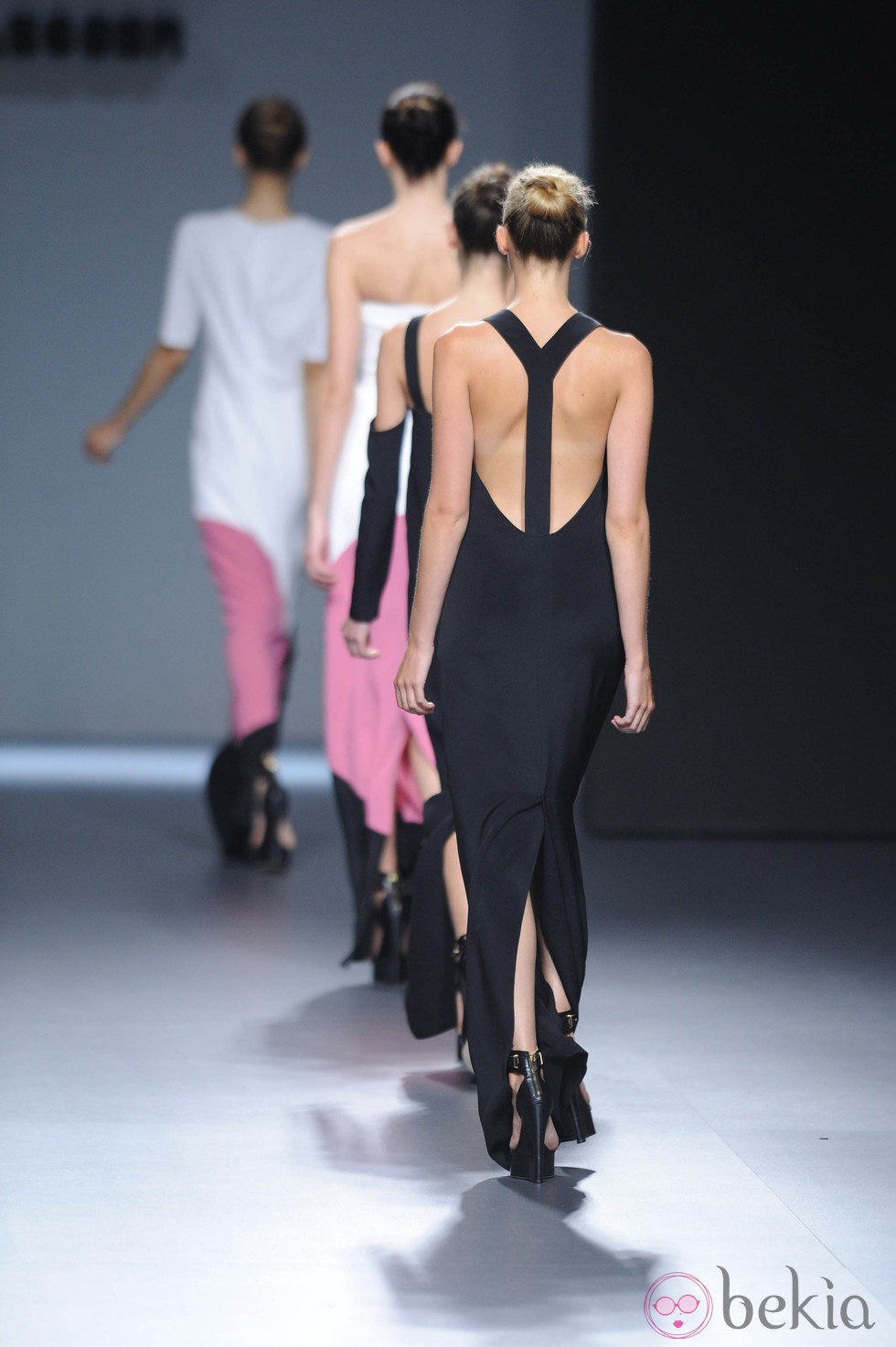 Vestido negro con escote en la espalda de la colección primavera/verano 2013 de Ángel Schlesser