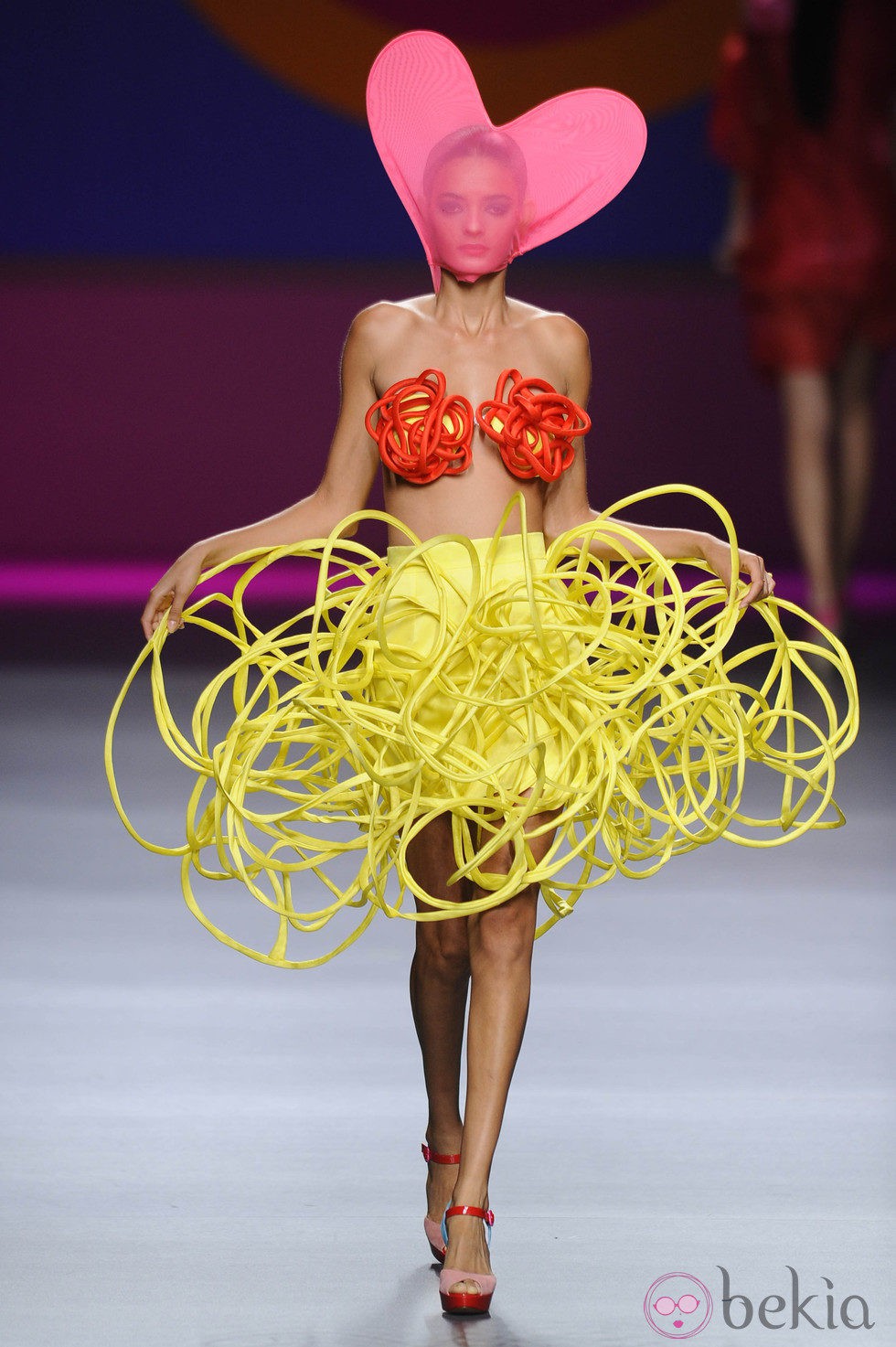 Falda amarilla simulando cables superpuestos  de la colección primavera/verano 2013 de Ágatha Ruíz de la Prada