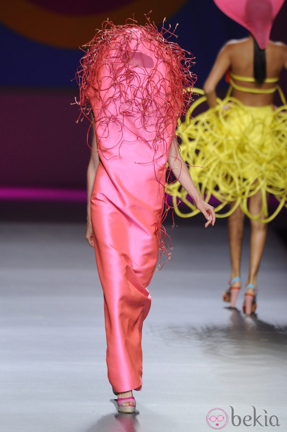 Vestido rosa con la cabeza cubierta de la colección primavera/verano 2013 de Ágatha Ruíz de la Prada